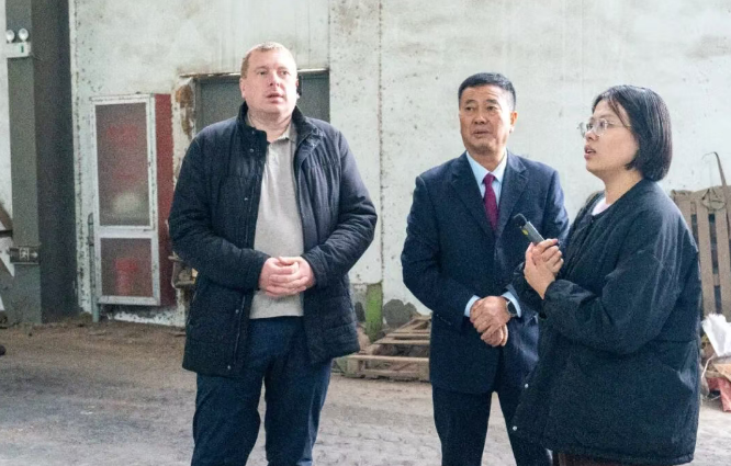 10月21日，孟凡余（中）與翻譯（右）正在為伊萬（左）講解紅橋村的油料加工設備。