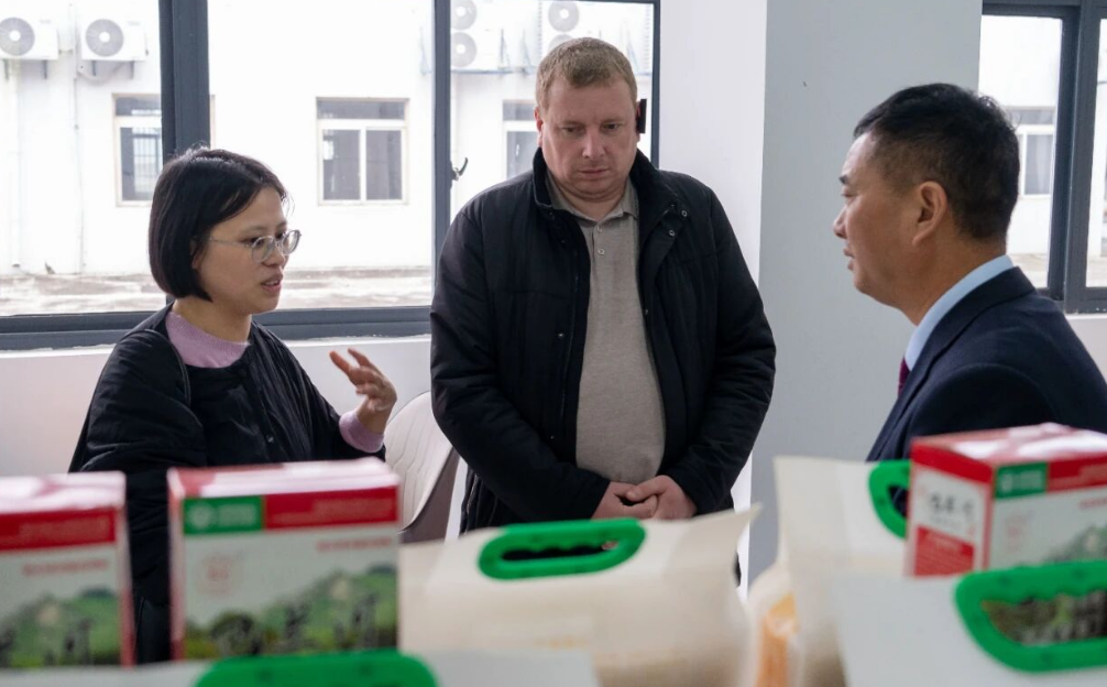 10月21日，伊萬（中）正聚精會神地聆聽長豐縣紅橋村的農產品介紹。