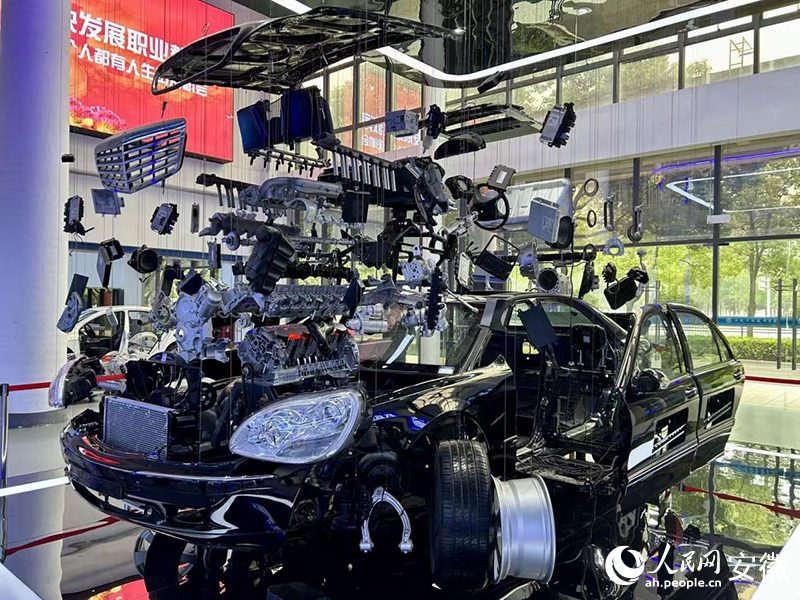 阜陽技師學院內用於教學的汽車。人民網記者 高飛躍攝