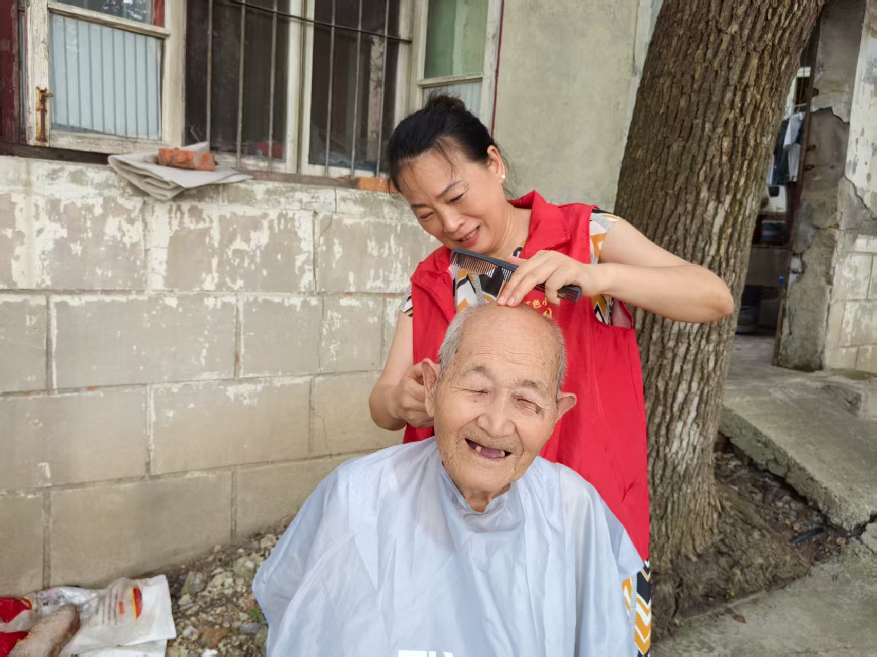 志愿者为老人义务理发。兴巢社区供图