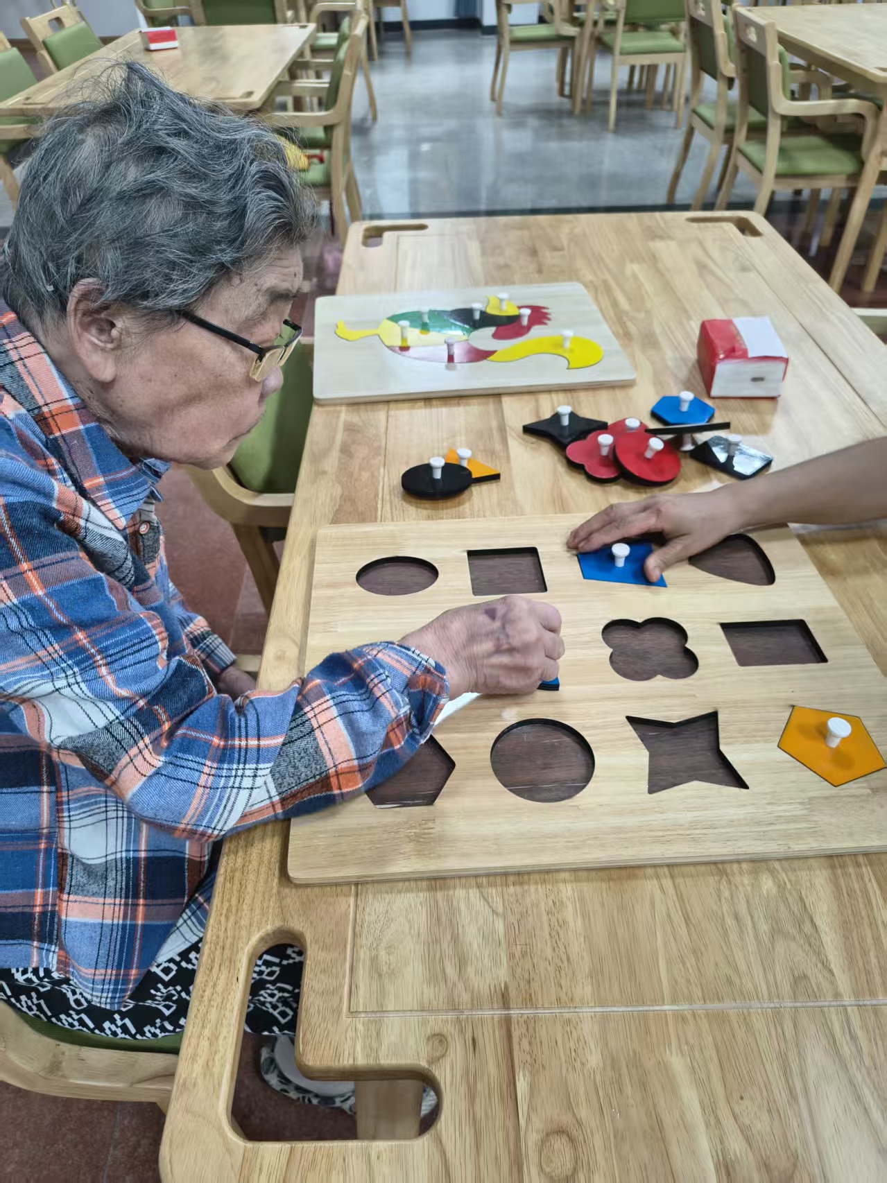 老人在助老生活馆活动。兴巢社区供图