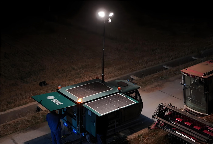國網蚌埠鳳陽縣供電公司自主研發的源儲充一體保電作業車，為小崗村農戶夜間搶收秋糧提供精准照明與持續保電支持。李曼曼攝