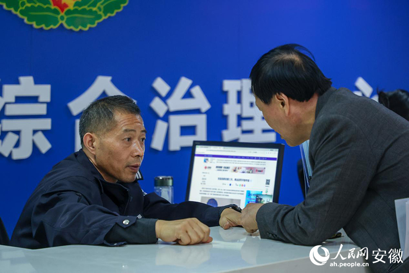 在琅琊区社会治安综合治理中心，市民前来咨询维权。人民网记者 陶涛摄