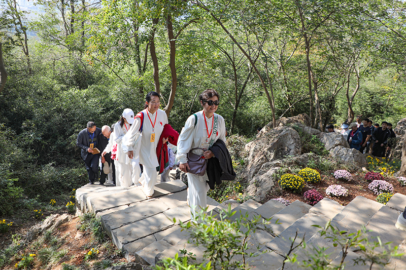 市民登山。平天湖风景区供图