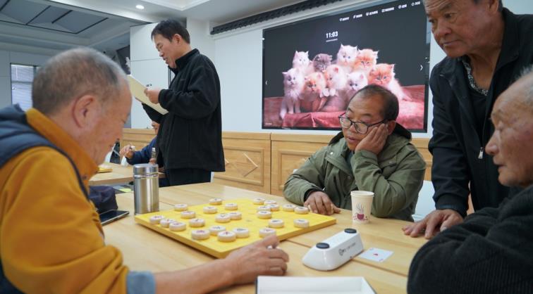 老人们参与到象棋项目。