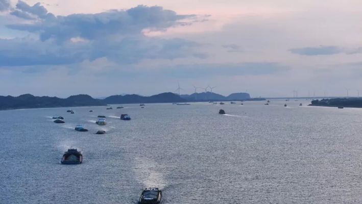 長江（東至段）百舸爭流的傍晚美景。江靖攝