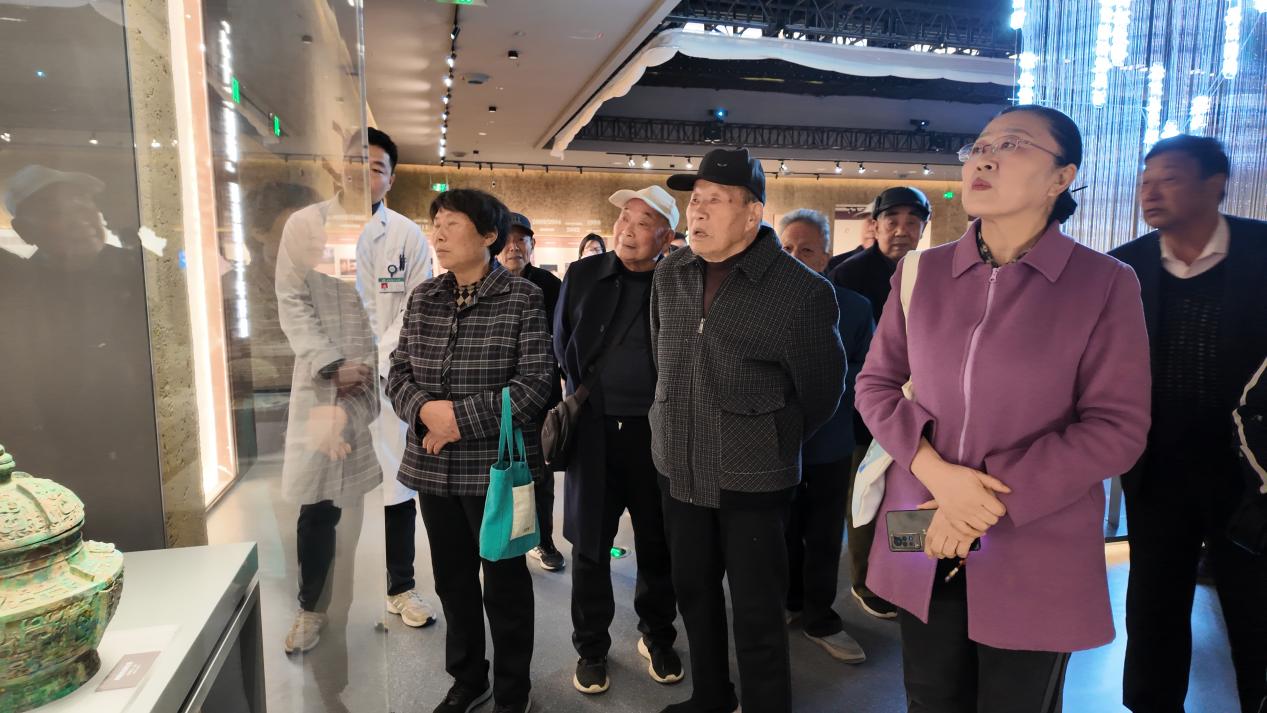 “五老”打卡工業遺產文化地。