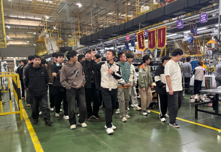 参观企业。合肥经开区党政办供图