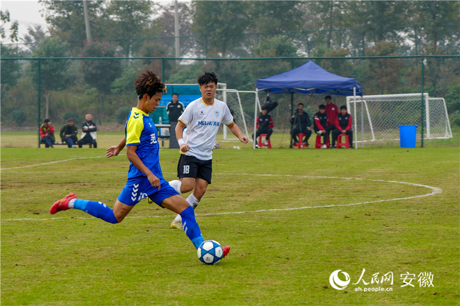 两位球员正在激烈拼抢。人民网记者 王锐摄