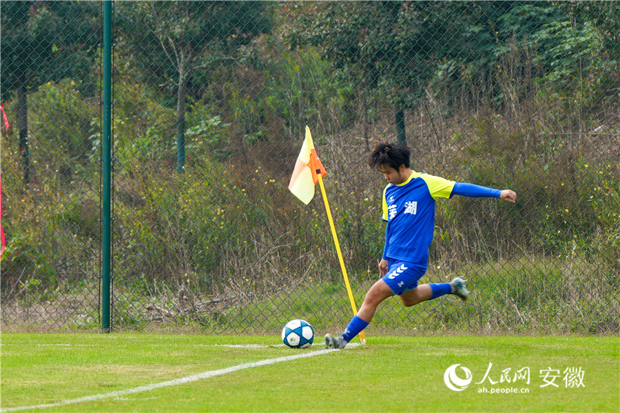 球员大力发射角球。人民网记者 王锐摄