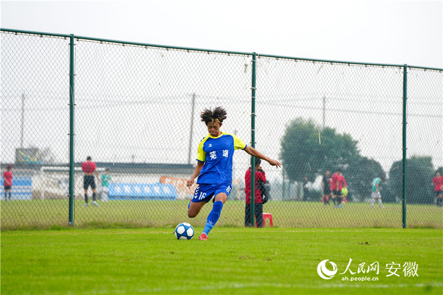 球员卯足力气，抬脚抽射。人民网记者 王锐摄