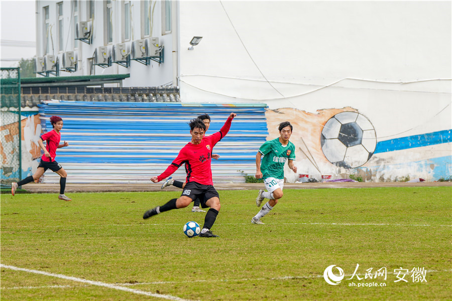 球员们激情拼搏，挥洒汗水。人民网记者 王锐摄