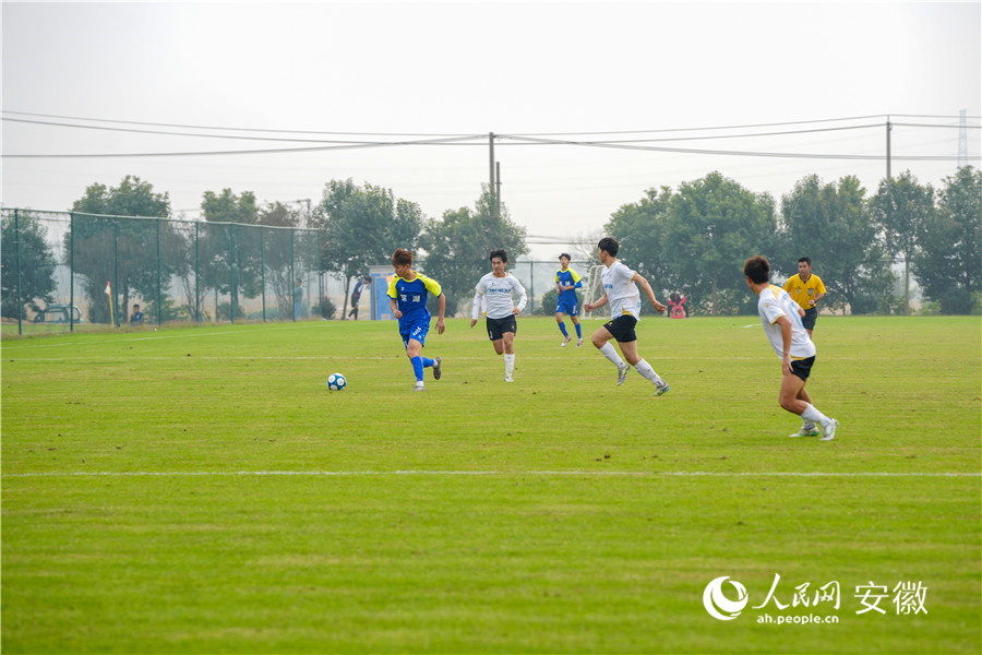 球员们正在激烈拼抢。人民网记者 王锐摄