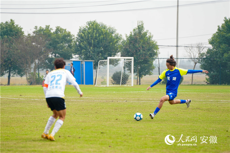 球员抬腿抽射。人民网记者 王锐摄