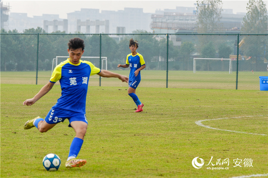 球員在場上盡情展示。人民網記者 王銳攝
