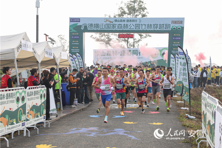 成人競技組選手沖出起跑線。人民網記者 張俊攝