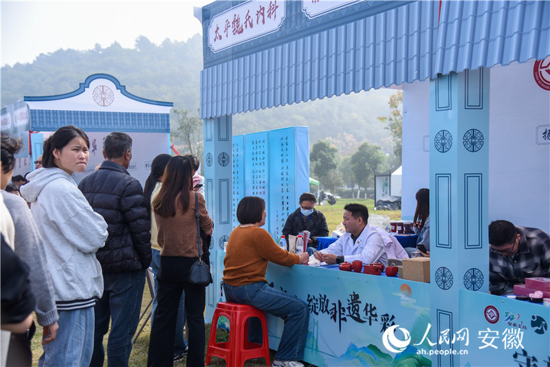 第37届李白诗歌节活动现场非遗展示区。人民网记者 李希蒙摄