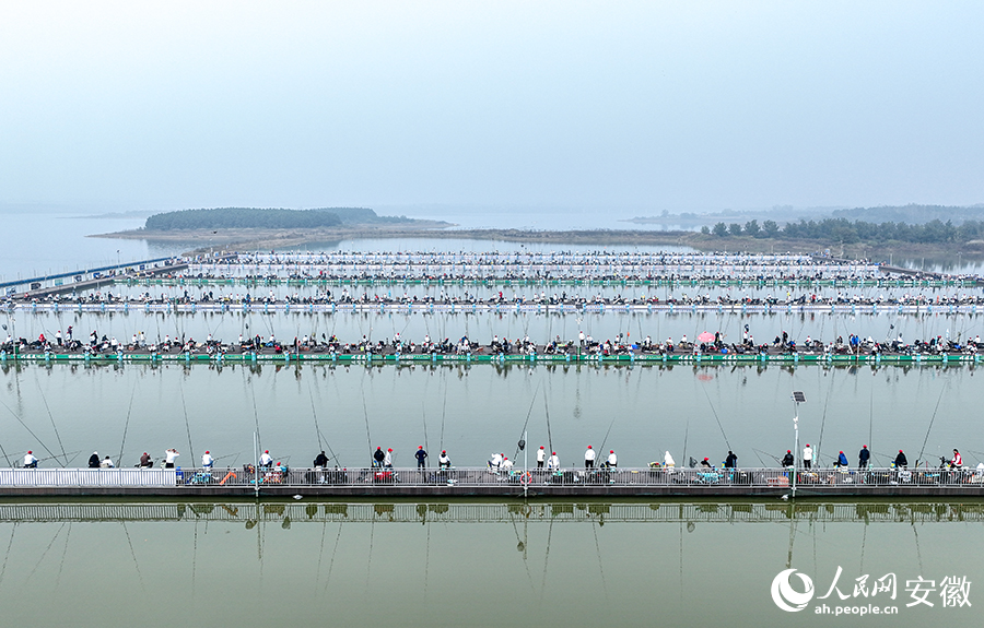 本届挑战赛汇聚了国内1000名顶尖钓手同场竞技。人民网记者 陶涛摄
