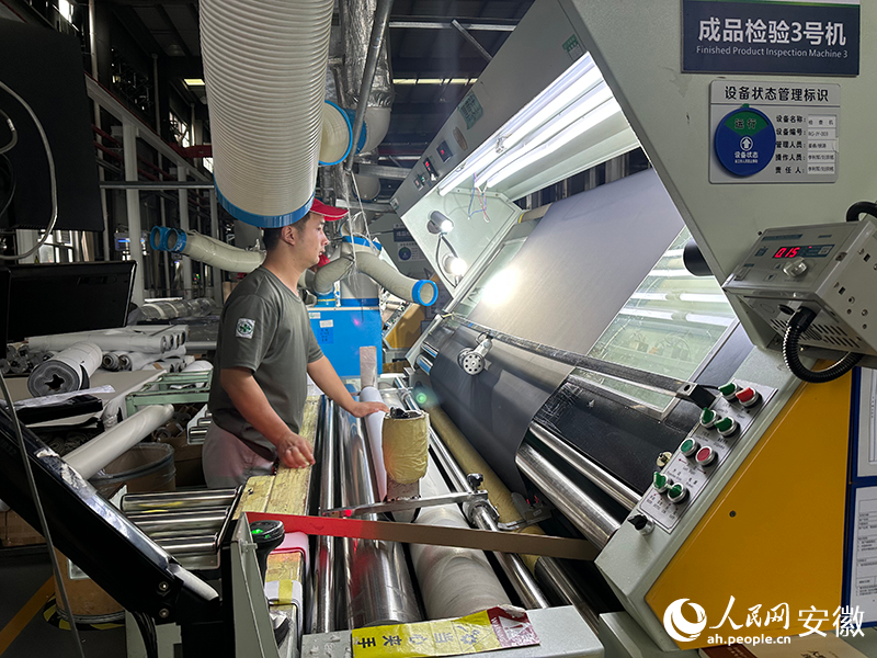 瑞高科技的车间内,工人正在对成品进行检查。人民网记者 李希蒙摄