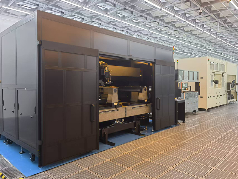 禾臣新材料正在调试中的G8.6代光掩膜基板镀膜设备。受访者供图