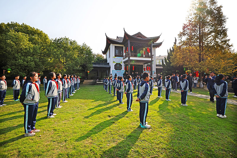 学生代表在拜谒诗仙仪式现场齐声吟诵诗仙在当涂留下的传世名篇。王玉实摄