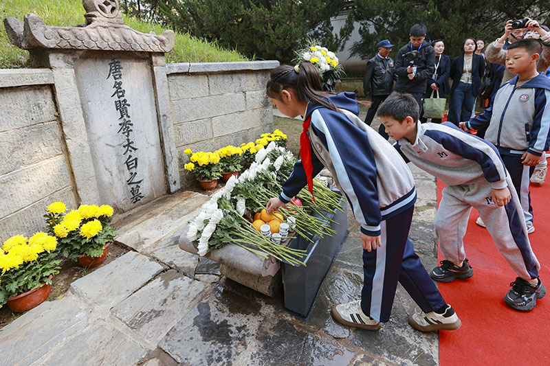 全国各地的文艺界人士、诗词爱好者与学生代表在“唐名贤李太白之墓”前拜谒诗仙。王玉实、汪宗本摄