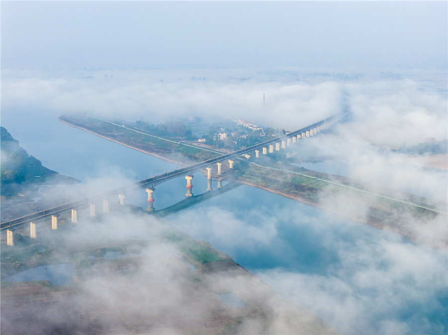 晨雾弥漫似仙境。何先发摄