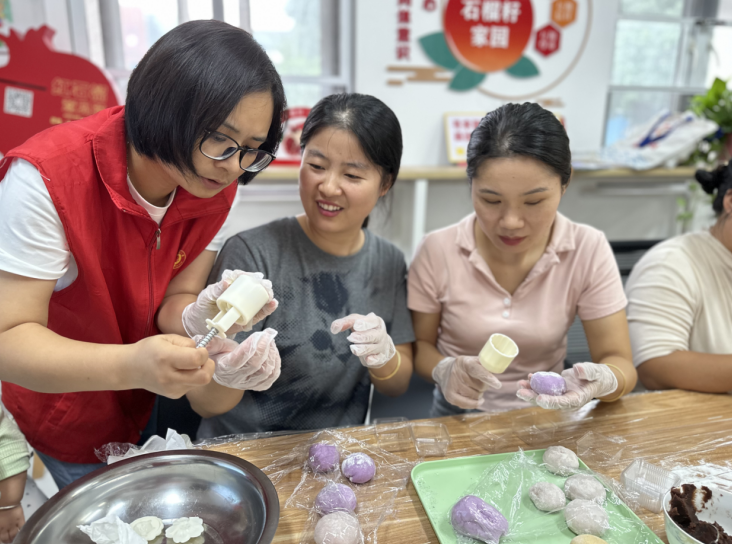 社区中秋节开展的“石榴花开 籽籽同心”主题活动。双墩镇百川社区供图