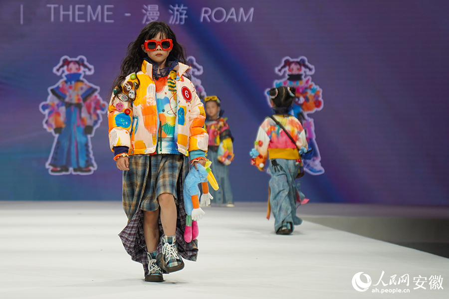 安徽望江上演时尚童装秀。人民网记者 陈若天摄
