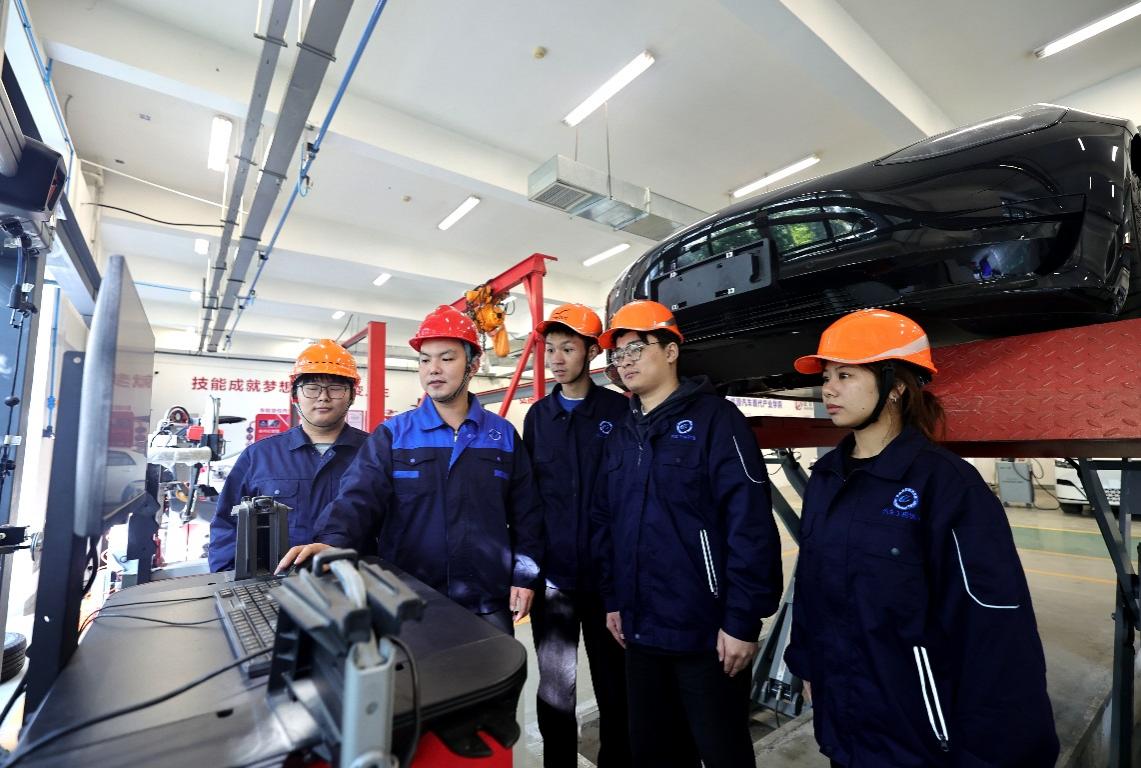 学生在合肥职业技术学院新能源汽车综合实训中心学习新能源汽车检测与维修技术。合肥职业技术学院供图