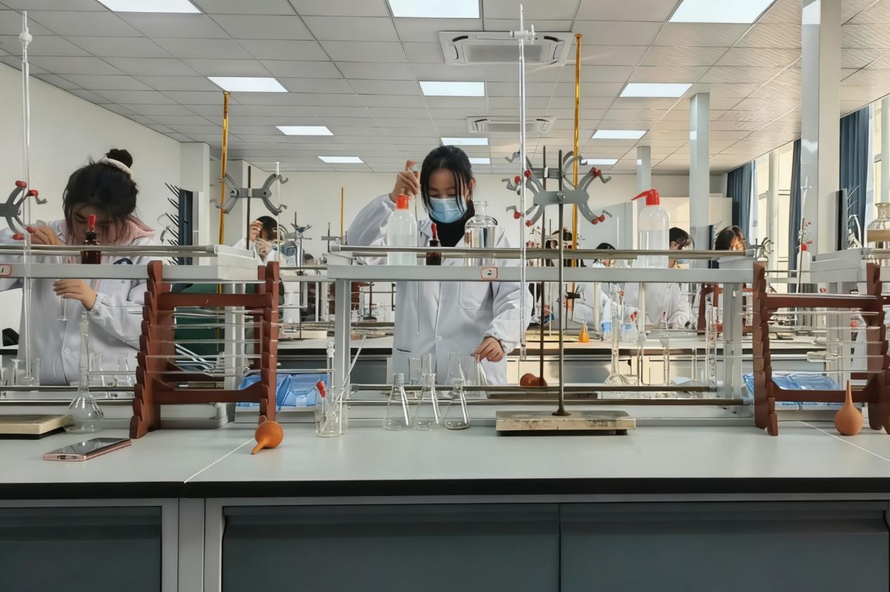 合肥职业技术学院学生在实验室进行滴定分析基础实验。合肥职业技术学院供图