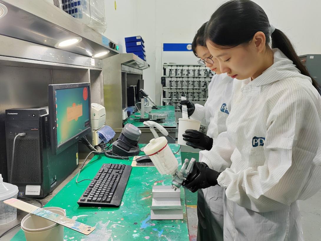 合肥职业技术学院科研小组在市域产教联合体现代职业教育公共实训平台进行科研成果产业化探索。合肥职业技术学院供图