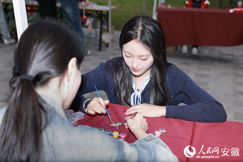 合肥职业技术学院首届中华优秀传统文化节上,学生们在学习制作螺钿。 人民网记者 王晓飞摄