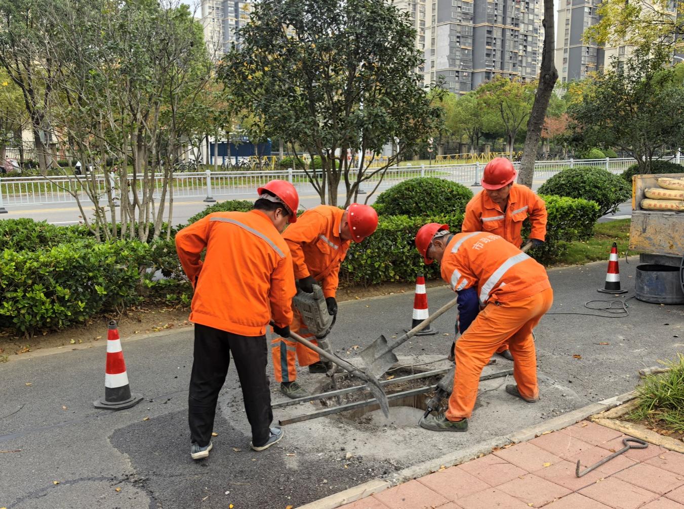 市政井周维修施工中。