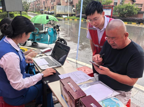 “流动营业厅进社区”活动。合肥水务集团供图