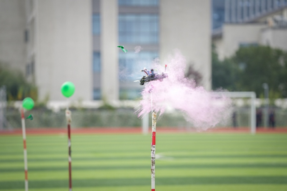 穿越機精准命中目標氣球。