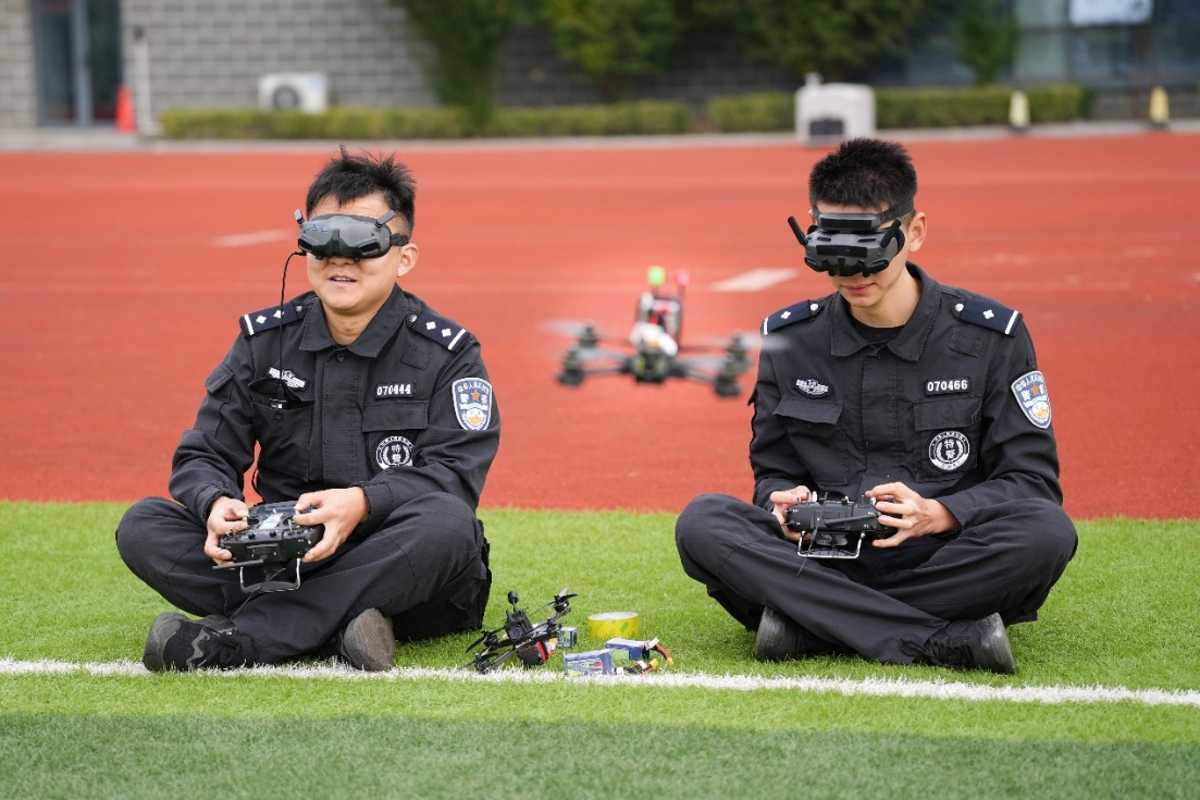 训练基地内，飞手在进行穿越机训练。