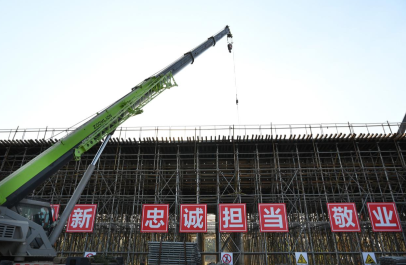 青楊路主線上跨橋支架搭設。杜剛 攝