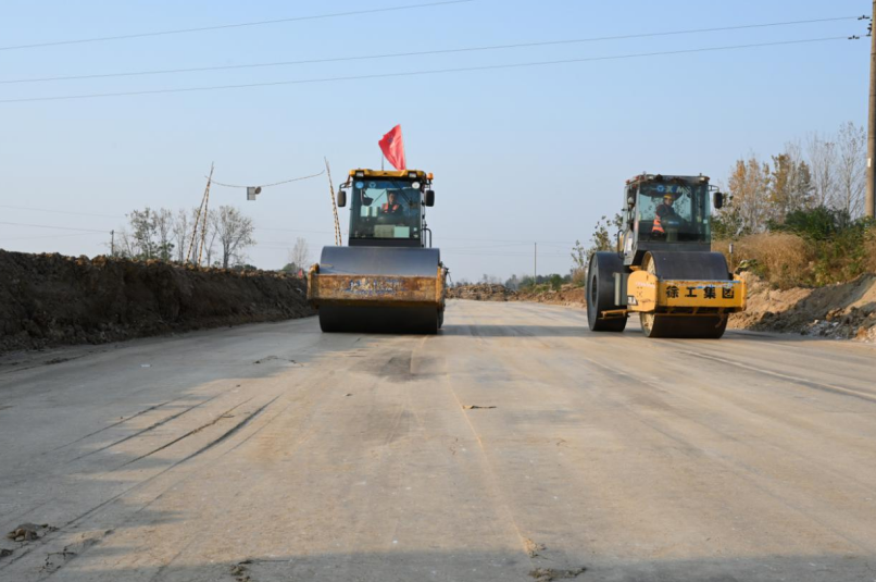 路基壓實作業。杜剛 攝