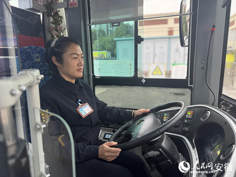 驾驶员林支花。人民网记者 吕欢欢摄