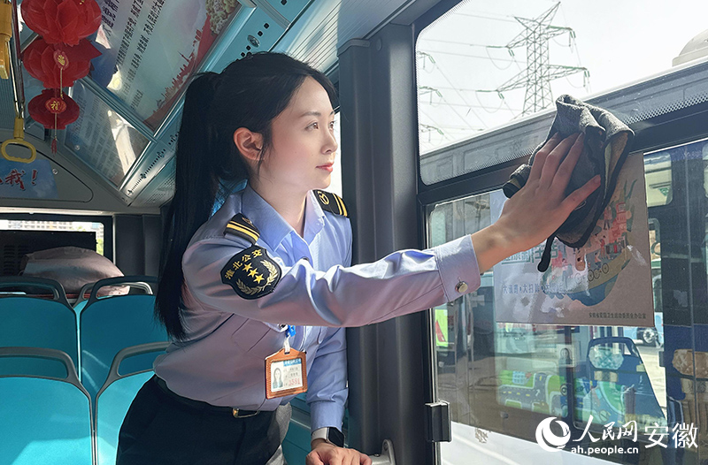 李婷利落地进行着出车前的检查。 人民网记者 吕欢欢摄