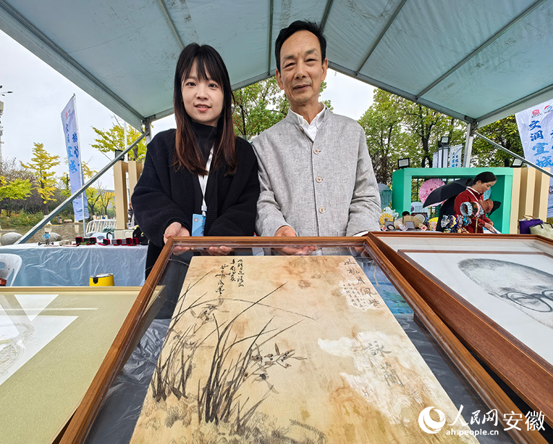 国家级非遗代表性传承人孟永国（右）带着温州发绣参展。人民网记者 汪瑞华摄