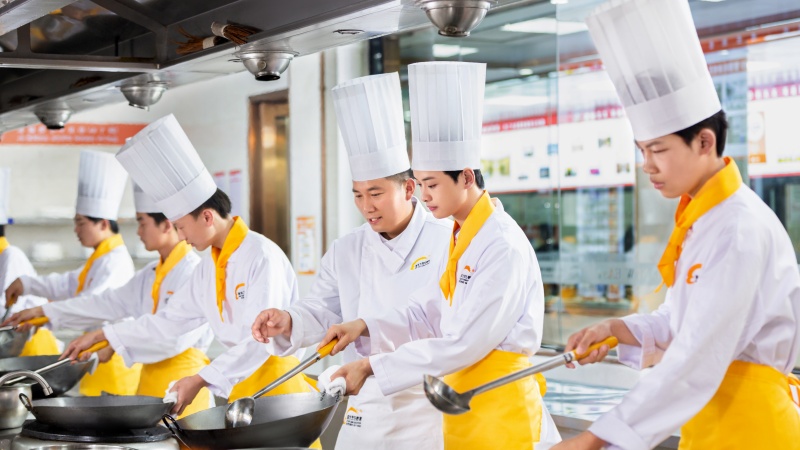 新东方烹饪学校课堂实操。