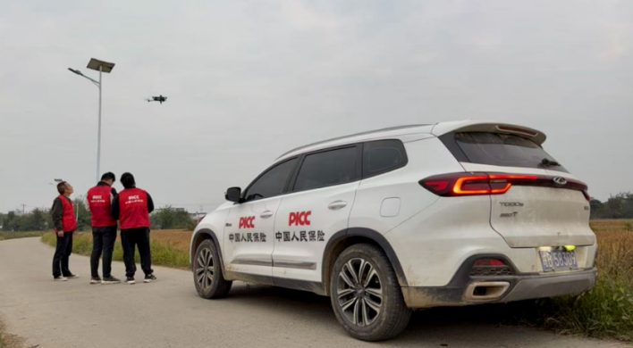 安徽人保財險理賠人員使用無人機查勘。