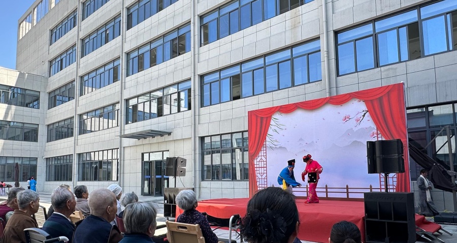 组织老人观看文艺节目