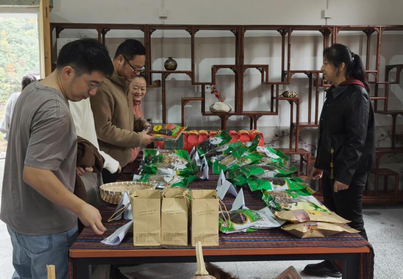 在農產品展示區，游客駐足選購。