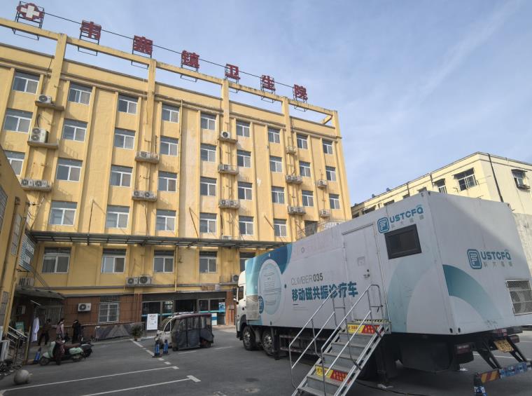 移动磁共振车开进临泉县韦寨镇。