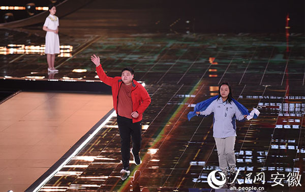 謝良昊（左一）准備登上領獎台瞬間。