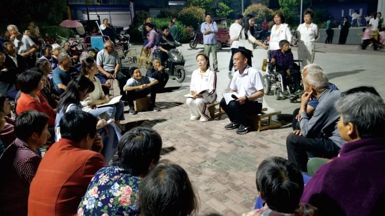 召开村头群众会。赵怀勇供图