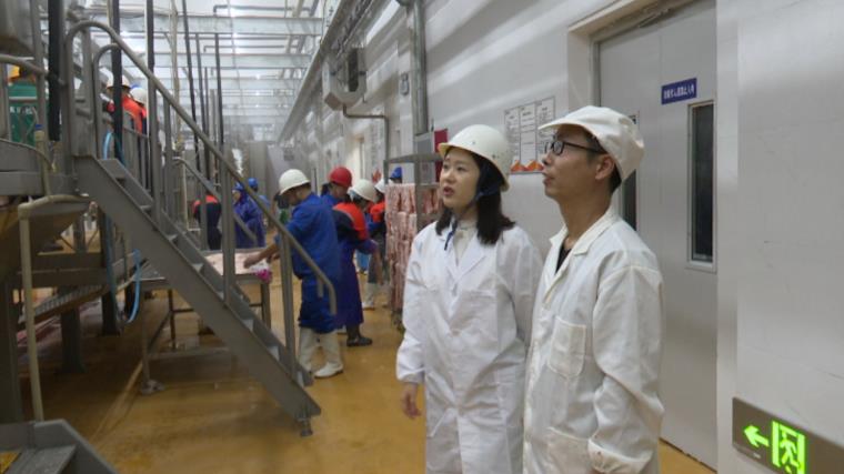 夜間工人在生產線上忙碌。石堅攝
